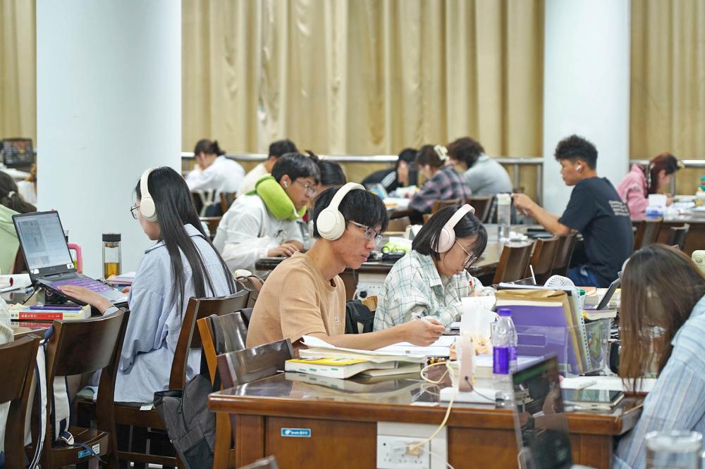 多所高校研究生扩招背后：去大城市拼名校 还是去小城市抢就业？