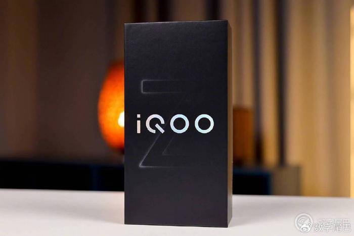 iQOO 13外观设计公布：采用窄边框直屏+直角中框